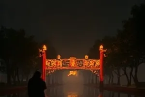 午夜制片厂封面，空荡摄影棚与一盏顶灯