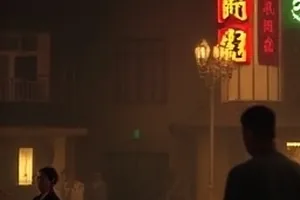 一把钥匙的重量封面，掌心里的铜钥匙特写